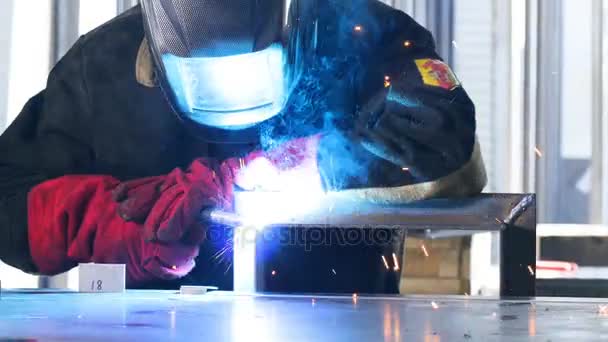Welder. Worker operating welding machine, welding metal. — Stock Video