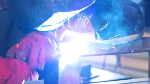 焊机。工人操作焊接机焊接金属。特写. — 图库视频影像