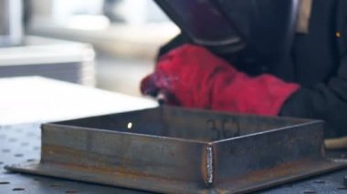 Bir fabrikada çalışan Kaynakçı.