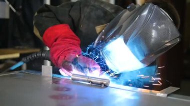 Kaynakçı Kaynak metal koruyucu giyim metal grubu, çalışma. Ağır çekim.