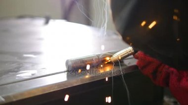 Ağır çekim kaynak. Kaynakçı işçi kaynak metal. Parlak elektrik ark ve metal ekipmanları imalatı sırasında sparks.