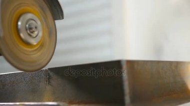 Açı değirmeni çalışma başlatmak başarısız. Değirmeni daire sıvıştın metalden. Ağır çekim.