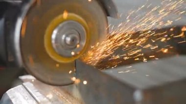 Değirmeni daire - yakın çekim. Sparks bir açı değirmeni kamera yönde üzerinden atılır. Ağır çekim.