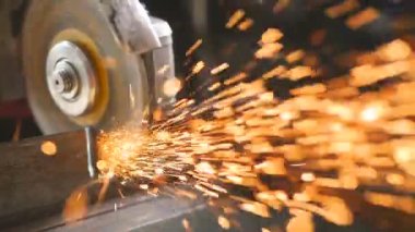 Sparks değirmeni üzerinden kameraya uçar. Ağır çekim. Değirmeni daire - yakın çekim.