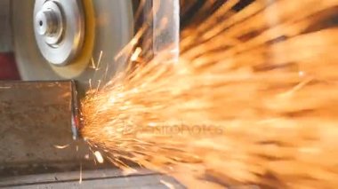 Ağır çekim: eylem endüstriyel değirmeni. Bir sürü yol açtı.