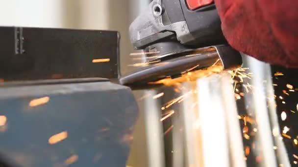 Processo di rettifica su struttura in acciaio. Un sacco di scintille. Macinazione dei metalli. Rallentatore . — Video Stock
