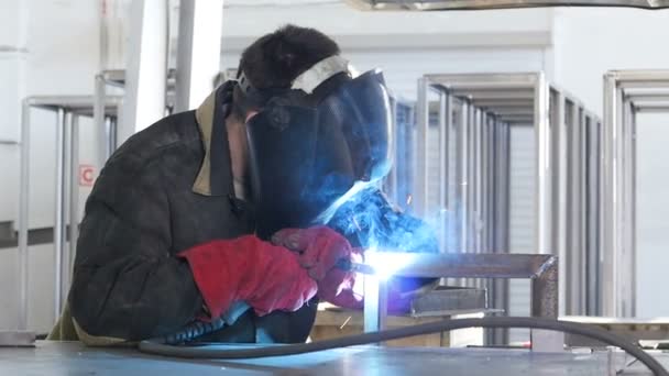 Soldador en el trabajo en la fábrica de procesamiento de metales. Movimiento lento . — Vídeos de Stock