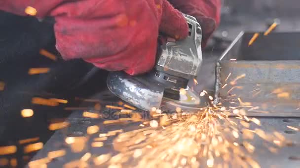 Faíscas de ângulo moedor corte metal voar para a lente da câmera. Movimento lento . — Vídeo de Stock