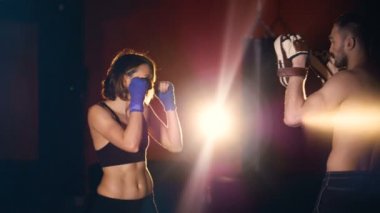 Erkek ile egzersiz erkek eğitmen trenler için kendini savunma mücadele.