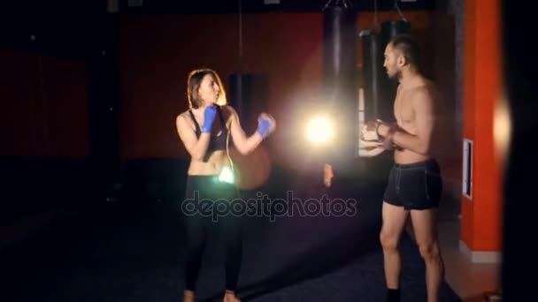 Mannelijke Thai Boxing trainer trainen met de vrouw, treinen vechten voor zelfverdediging. — Stockvideo