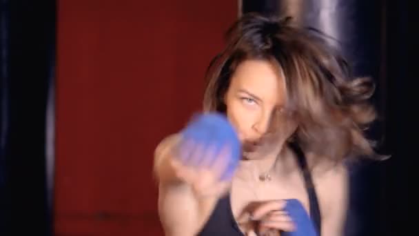 Fitness studio boks güzel etkin atletik kadın. Kadın gücü kavramı. — Stok video