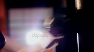 Yakın çekim el kum torbası vurur. Spor salonunda eğitim, kum torbası boks kadın boksör.