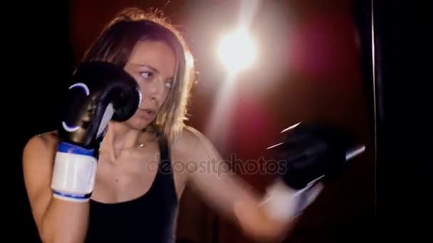 Gros plan. Belle femme sportive confiante boxe. Concept de force féminine . — Video