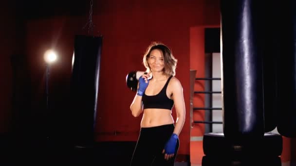 Retrato. Mujer atractiva boxeadora en el gimnasio de boxeo . — Vídeos de Stock