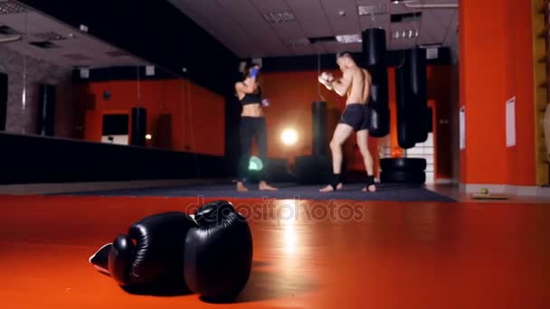 Hombre Thai Entrenador de boxeo haciendo ejercicio con una mujer joven, entrenando luchando por la autodefensa . — Vídeos de Stock