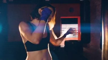 Boks güzel kendine güvenen atletik kadın. Steadicam.