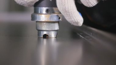 Ağır çekimde endüstriyel modern kaynak ekipmanları gelen güzel sparks.