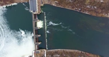 Açılan engelleri şehir Nehri üzerinde. Yüksek su bahar. Hava.