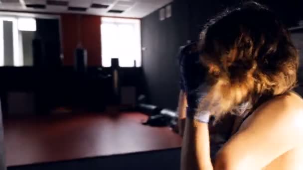 Gros plan. Belle femme sportive confiante boxe. Steadicam .