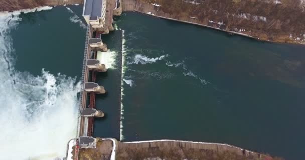 Água alta na primavera. Descarga de água na barragem aérea . — Vídeo de Stock