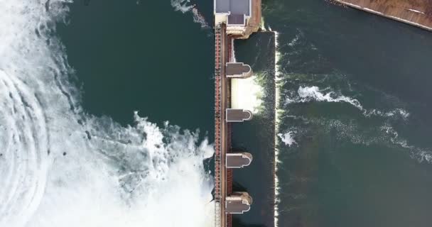 Descarga de água da barragem. Conceito de inundação primavera. Vista aérea . — Vídeo de Stock