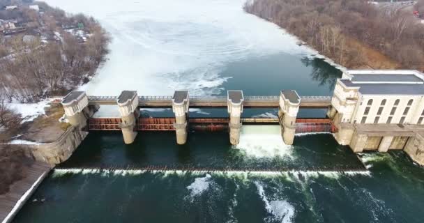 Liberación de agua de la presa. Vista aérea desde helicóptero, dron . — Vídeo de stock