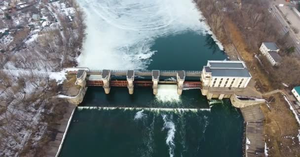 Presa en la inundación. Liberación de agua de la presa. Vista aérea desde helicóptero, dron . — Vídeo de stock