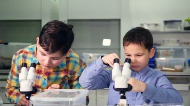 İlköğretim yaş çocuklar okul laboratuarında bilim deneyleri yapma.