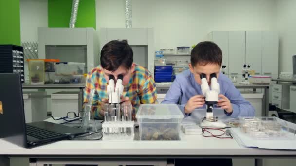 Twee zeer enthousiaste school jongens opdagen duimen in camera. — Stockvideo
