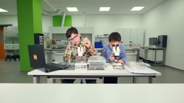 Entusiastas meninos da escola fazendo experiências científicas no laboratório da escola . — Vídeo de Stock