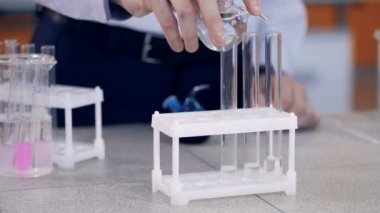 Eller kimyasal reaktifler şişe, tüp ekleyin. Kimya testi laboratuarda yaptıkları öğrenci.