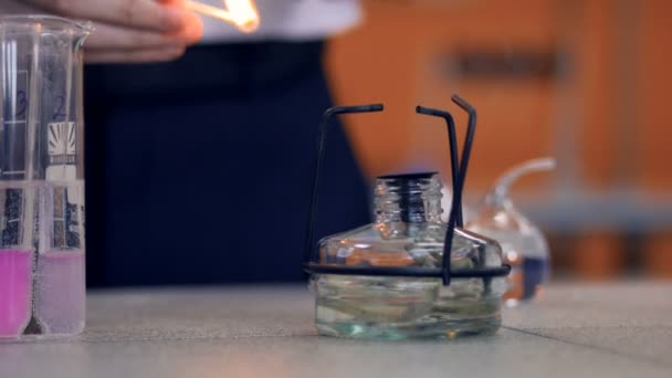 Mãos dispositivo queimador de laboratório de luz para experiência química . — Vídeo de Stock
