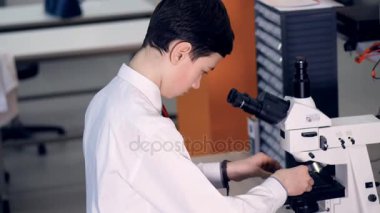 Biyoloji okuyan, mikroskop seyir okul laboratuvar Teen.