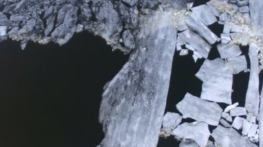 4 k. buz yüzer nehirde bahar zaman. Doğrudan en baştan.