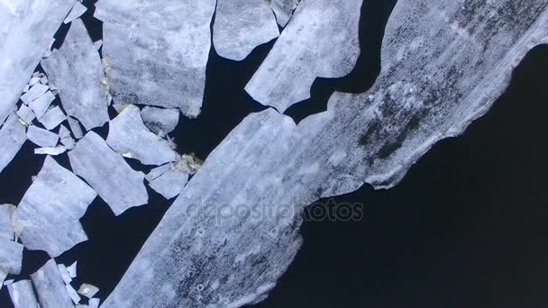 4K. Aerial vie. Camera goes over a frozen river with broken ice. — Stock Video