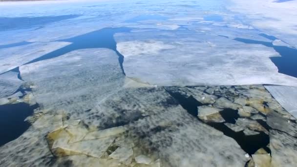 4K. Galleggiante ghiaccio incrinato e fanghi sul fiume . — Video Stock