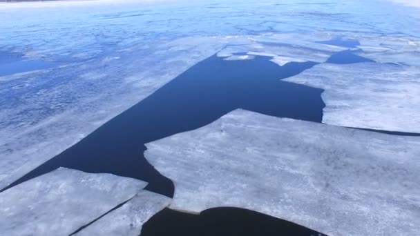 4k. über Eisschollen fliegen. — Stockvideo