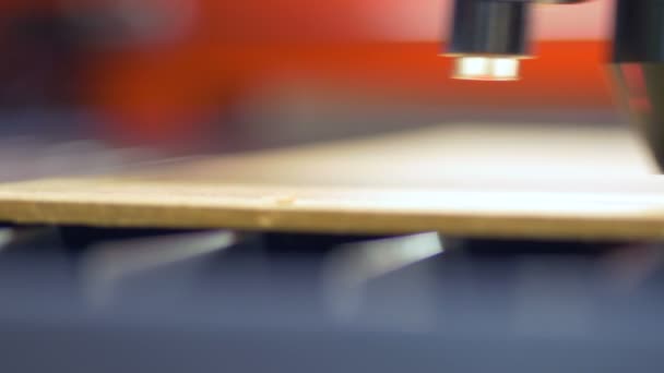 Close-up. Industriële robot laser cutter delen met grote precisie — Stockvideo