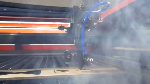 Industriële laser. Brandende, snijdende machine op het werk. — Stockvideo
