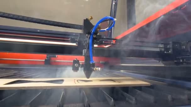 Le laser au travail. Machine moderne industrielle . — Video