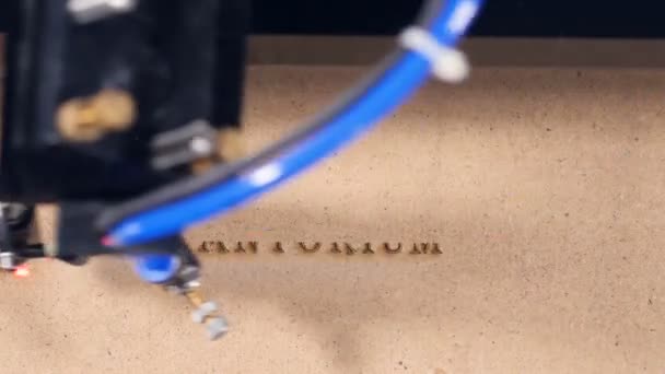 Лазер зашивает слово на деревянных деталях с большой точностью . — стоковое видео