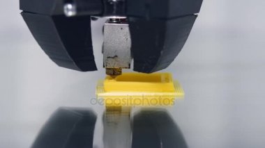 İş yerinde 3d printerlere harcama maddeler.