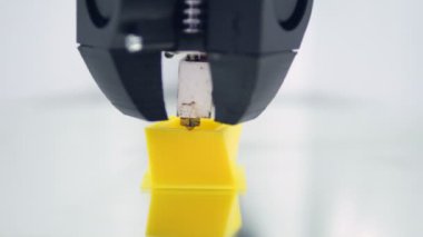 Yakın çekim. 3D baskı. Laboratuvar çalışmalarında üç boyutlu yazıcı. çalışma 3d printerlere harcama maddeler.