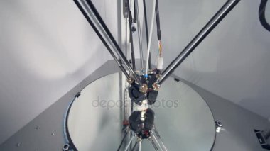 iş yerinde, 3d printerlere harcama maddeler robot yapma.