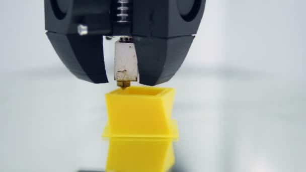 3D-utskrift. Utskrift med plast tråd glödtrådens på 3d-skrivare. Närbild. — Stockvideo