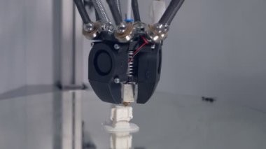Yakın çekim. 3D baskı. Üç boyutlu yazıcı Yazdırma robot. çalışma 3d printerlere harcama maddeler.