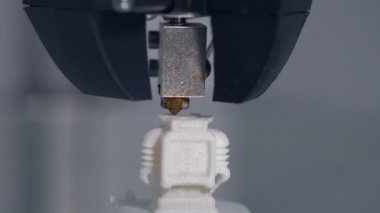 Robot 3d yazıcıda yazdırılır. Plastik tel tel ile yazdırma.
