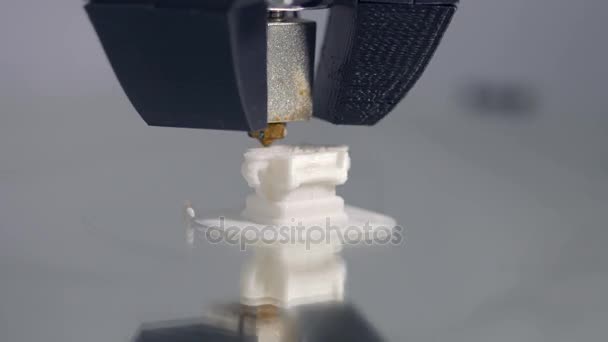 3D-s nyomtató. Műanyag drót izzóspirál 3d nyomtató a nyomtatás. — Stock videók