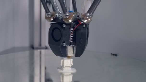 Close-up. 3D printen. Drie dimensionale printer afdrukken robot. 3D-printer werkt. — Stockvideo