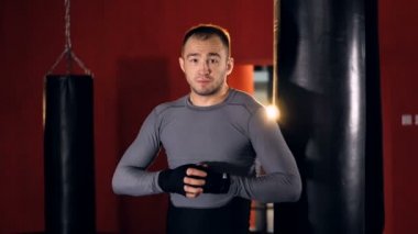 Dövüş için hazır mücadele spor salonunda güçlü atlet portresi. Ağır çekim.